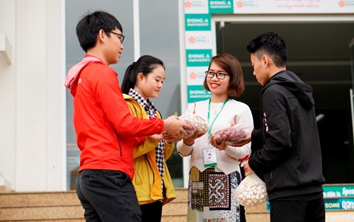 Đại học Đông Á hỗ trợ tiêu thụ hành, tỏi cho bà con nông dân Lý Sơn