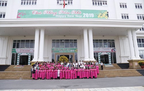 “Lì xì sách” - nét văn hóa đẹp của người Đại học Đông Á