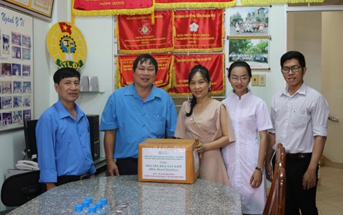 Đại học Đông Á trao tặng dung dịch sát khuẩn khô đến lực lượng y tế tỉnh Khánh Hòa