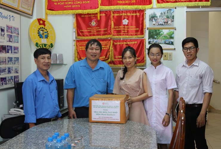 Đại học Đông Á trao tặng dung dịch sát khuẩn khô đến lực lượng y tế tỉnh Khánh Hòa