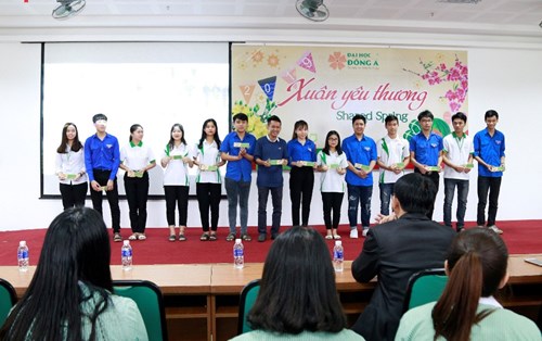 233 vé xe Tết mang “Xuân yêu thương” đến sinh viên khó khăn