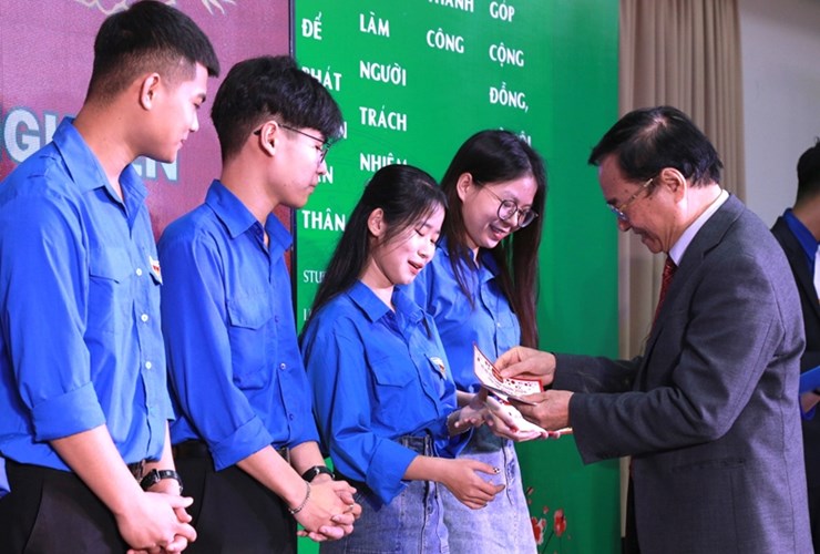 Tặng 300 vé xe và 2 chuyến xe Tết đến sinh viên khó khăn tại miền Trung – Tây Nguyên