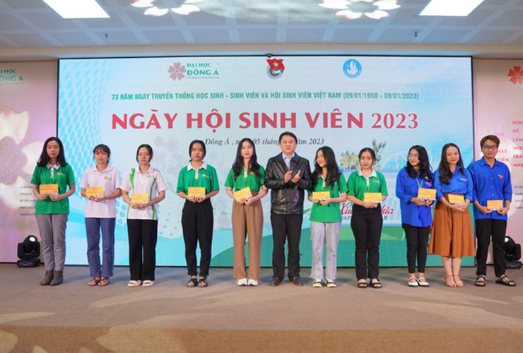 Trường Đại học Đông Á tặng hơn 200 vé xe Tết cho sinh viên
